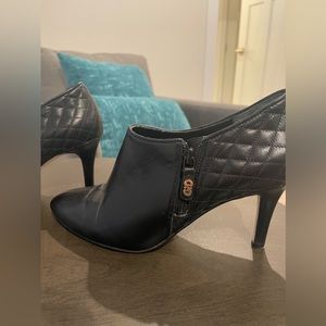 Cole Haan women’s leather heeled ankle booties size 8 black